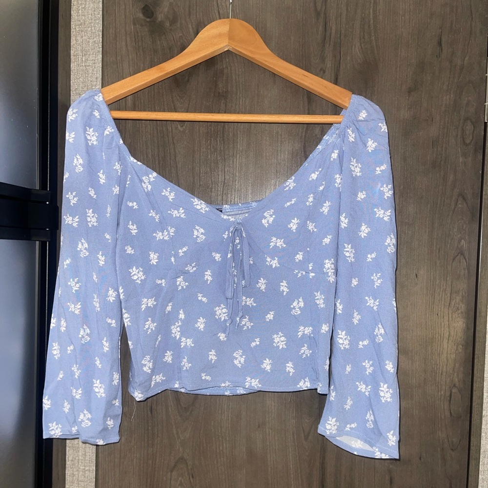 Kendall & Kylie baby blue blouse 🐳🤍